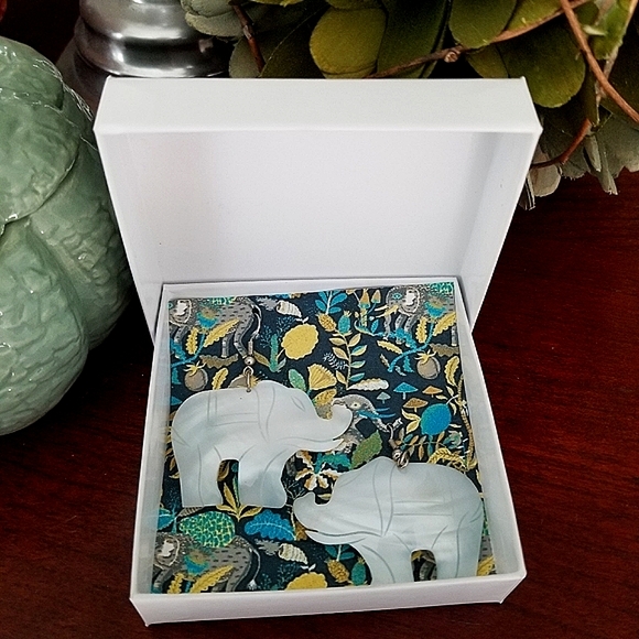 Mother of Pearl Shell Hand Carved Elephant Earring - Picture 7 of 10